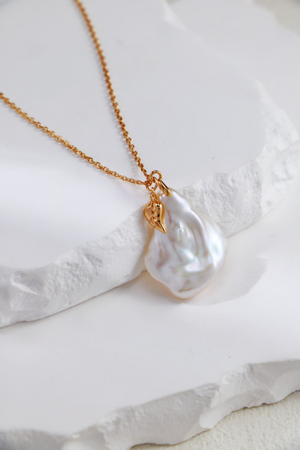 Mithvie Baroque flower pearl Necklace